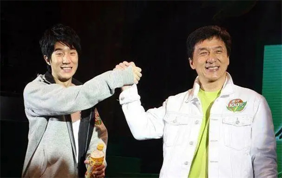 成龙儿子为什么姓房