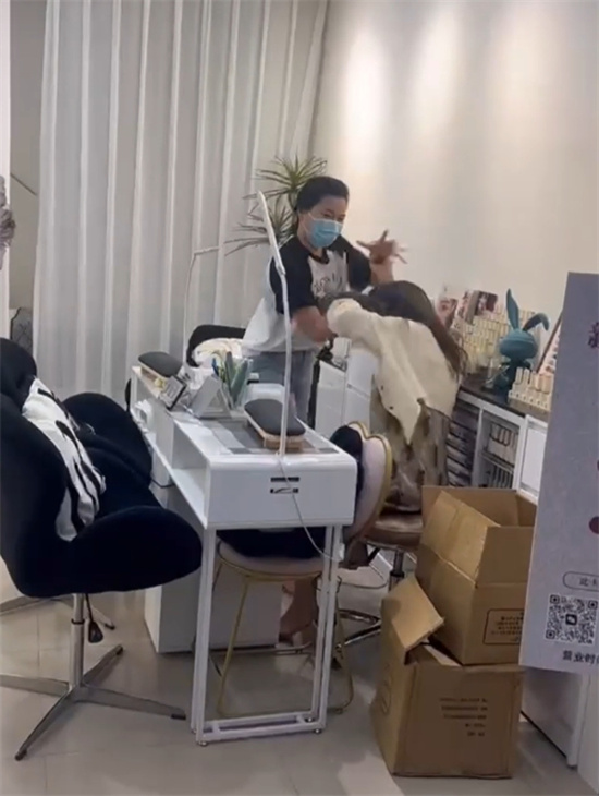 正室怒闯美甲店手撕小三 巴掌扇脸吊带扯烂 胸部都快蹦出来了！