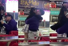 哈尔滨某学院食堂 情侣上演惊天大戏 少女被探裙抠情动深处竟当众舌吻跪地口 疑似户外调教! - 瓜多多